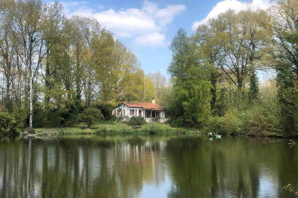 La Petite Maison Au Bord De L'Etang Chirac  Exterior photo